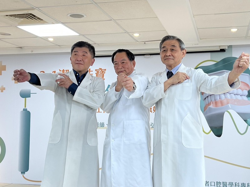 衛福部前部長陳時中(左)今出席推廣潔牙活動,被問到會不會復出政壇,他笑說沒有真的離開。中央社