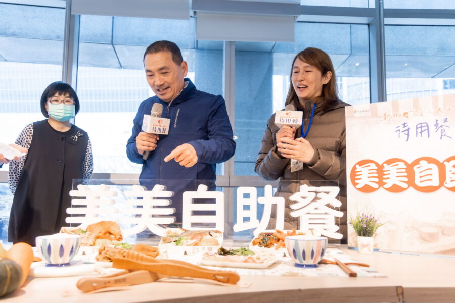 圖/位於板橋區的美美自助餐老闆楊敏玲特別到場與新北市長侯友宜分享。(圖/記者陳志仁攝,2023.03.28)