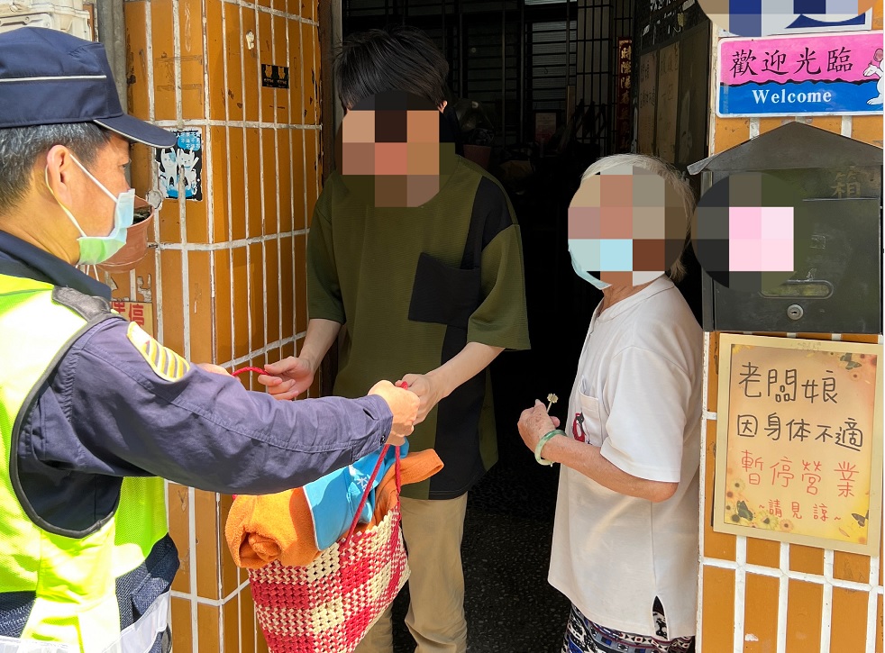 ▲ 中市交警大隊員警載著迷路邱姓老婦搜尋住家，幾經波折後終於護送返家 (圖/台中市警察局 提供)
