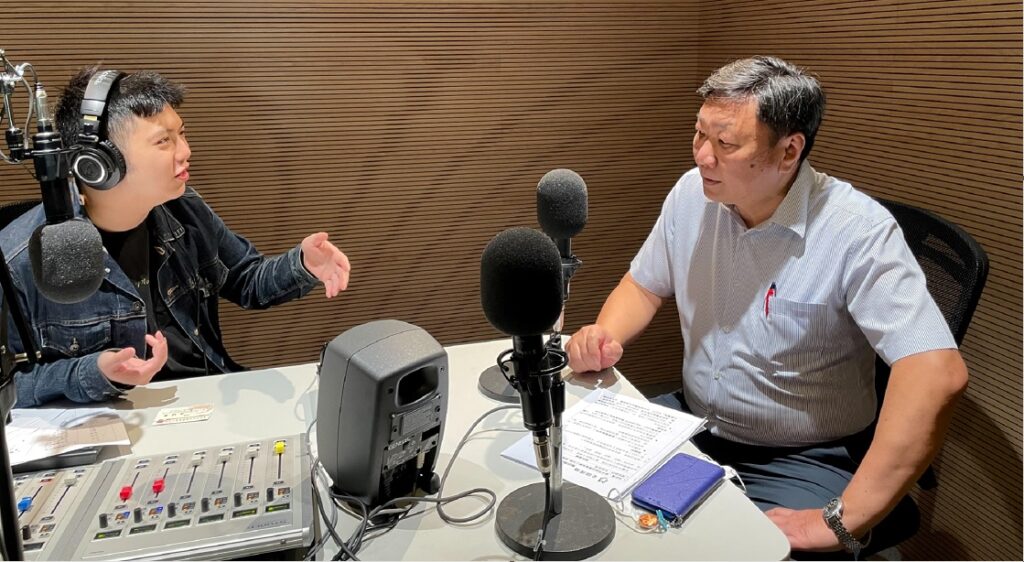 ▲ 中警三分局長吳銘淵親上全國廣播電台「午安生活」,暢談打詐心法 (圖/台中市警察局 提供)