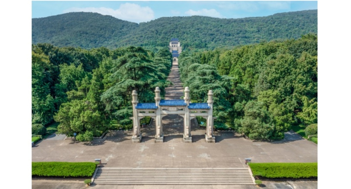 馬英九拜謁南京中山陵  題寫“和平奮鬥 振興中華”