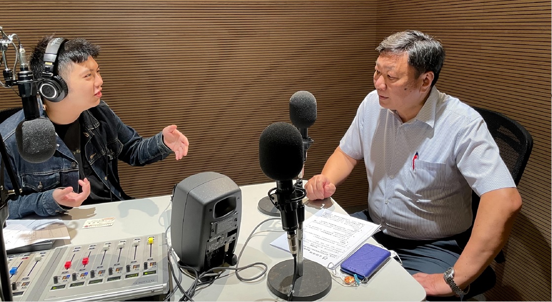 ▲ 中警三分局長吳銘淵親上全國廣播電台「午安生活」,暢談打詐心法 (圖/台中市警察局 提供)