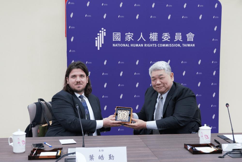 歐盟防制假訊息專家拜會國家人權委員會 交流事實查核經驗 46 國家人權委員會副主任委員王榮璋致贈歐盟防制假訊息專家訪團團長葉皓勤Marcin Jerzewski