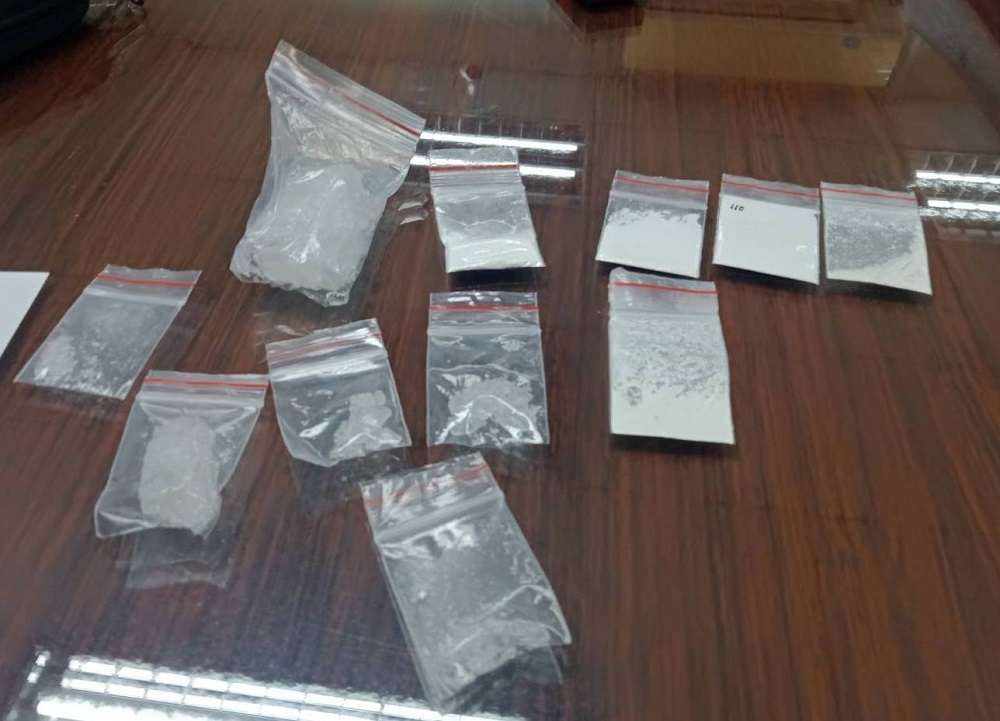為了自清刮車內白粉給警驗 44歲男破功還查獲餅乾罐藏吸食器 85 736345