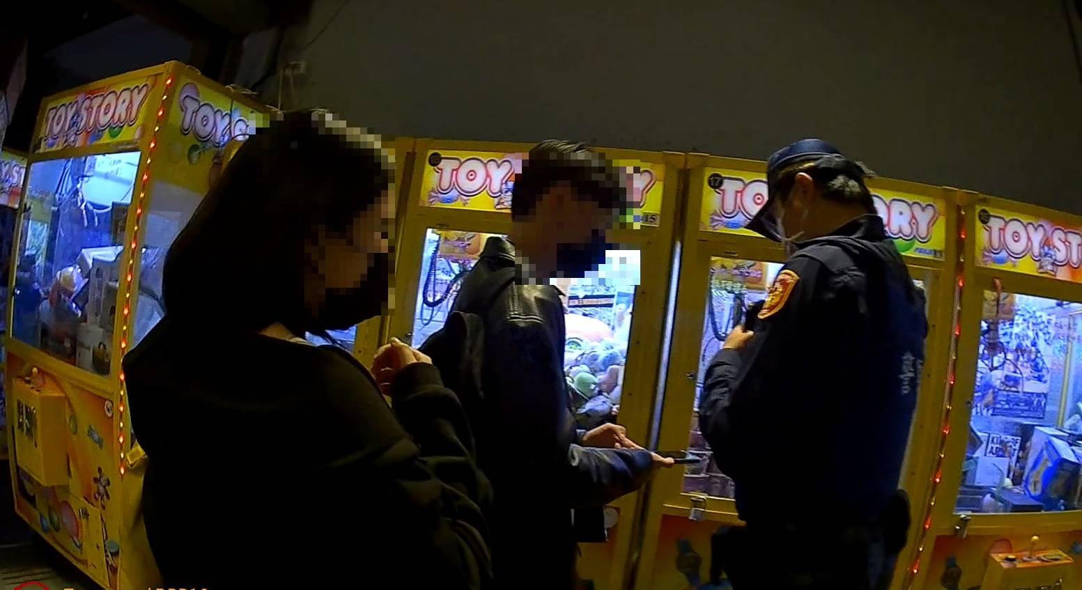 中市警霧峰分局國光派出所日前助民眾尋獲遺失手機。(記者謝榮浤翻攝) 