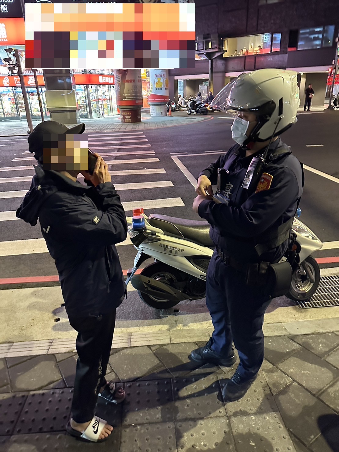 板橋警即時攔阻男子購買點數被騙。(記者戴昱弘翻攝)