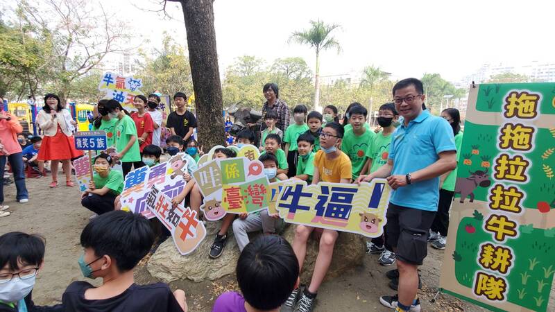 漾新聞|老牛「拉拉」進到校園 新上國小兒童節全校一起來放牛體驗牛耕文化