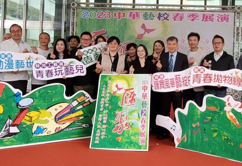 漾新聞|中華藝校春季展演「匯聚」開幕 首場視覺暨音像藝術聯展市府中庭展成果