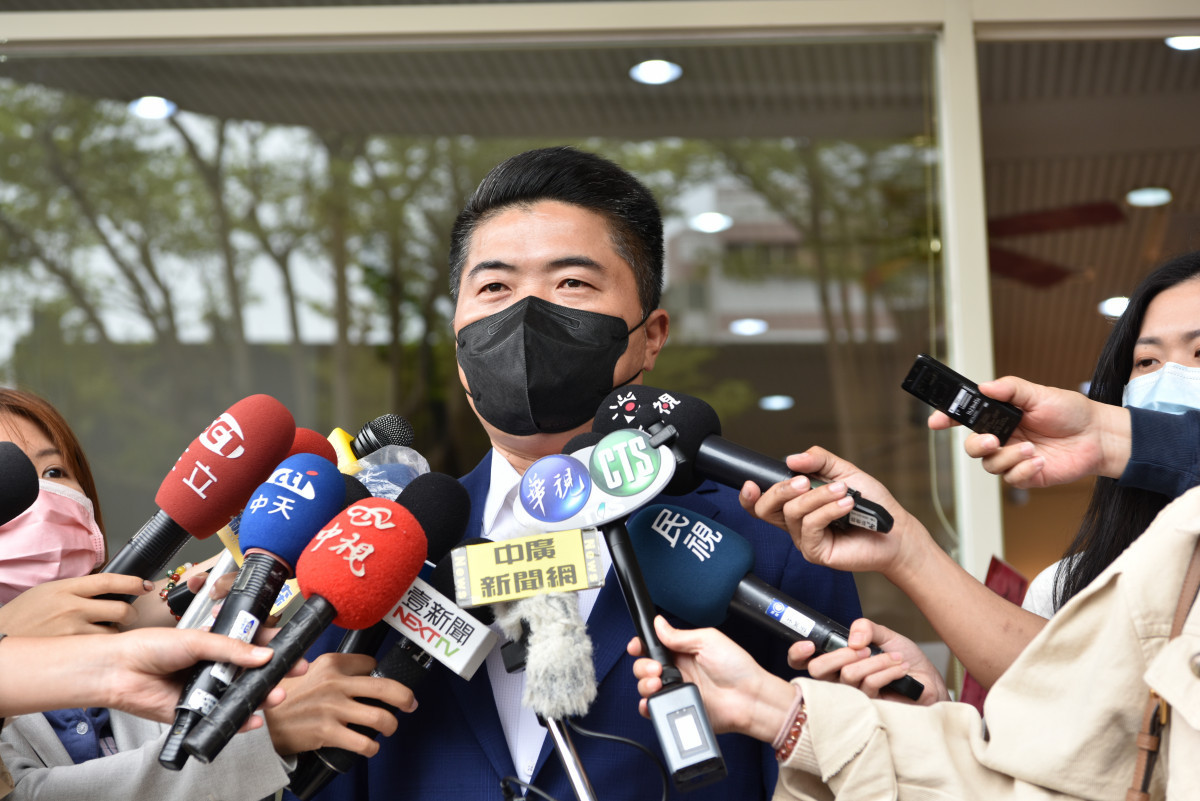 國民黨前立委顏寬恒上周才登記參選台中市二選區立委,昨天就遭檢調大動作搜索還千萬交保,怒斥這根本是「政治司法事件!」顏寬恒辦公室提供