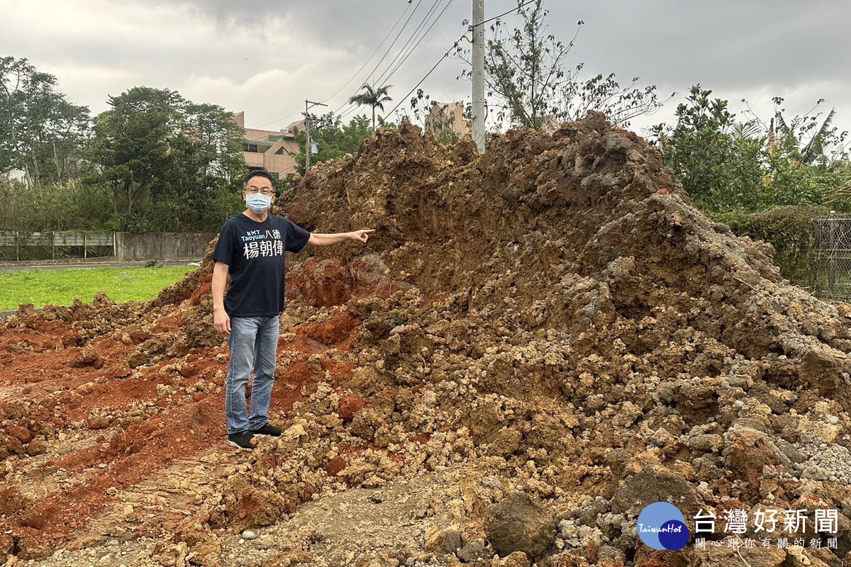 桃園市議員楊朝偉指出不法業者傾倒廢土及廢棄物,便得良田變廢地。
