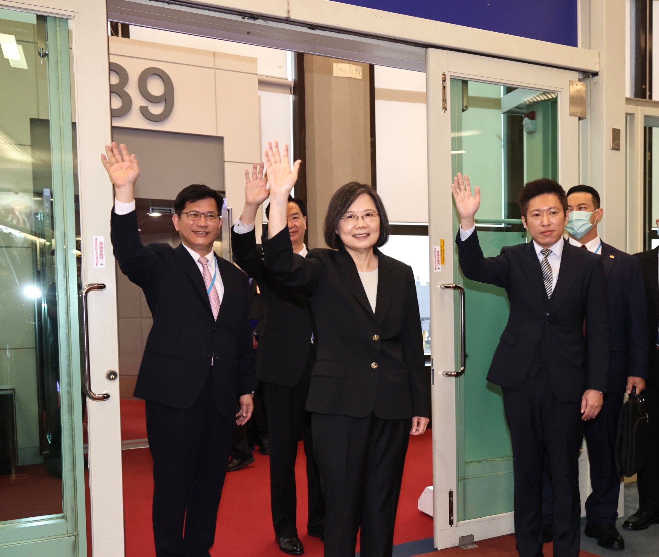 總統蔡英文「民主夥伴共榮之旅」29日啟程,她向在場媒體揮手道別後轉身登機。林啟弘攝