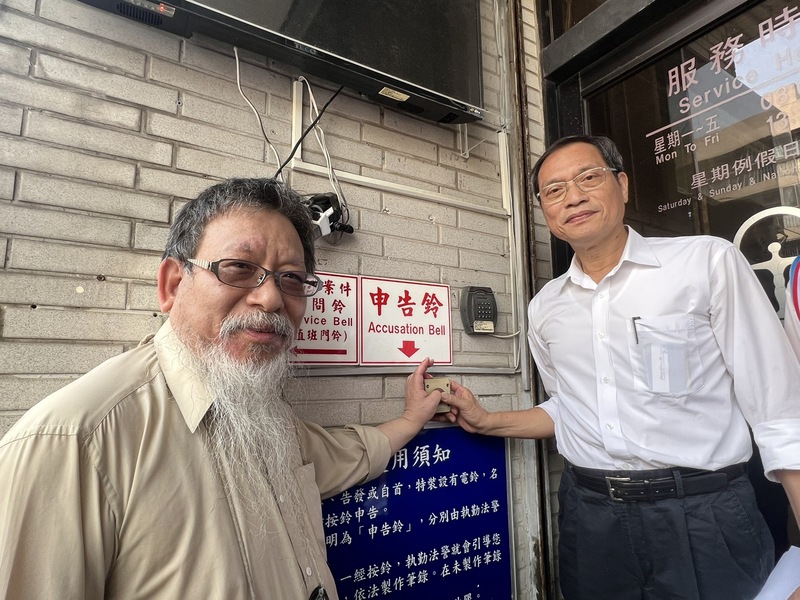 蘇清泉(右)29日在律師張靜(左)陪同 下,到屏東地方檢察署按鈴提告8名選務人員。中央社