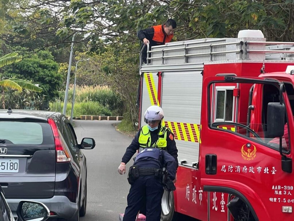 119消防人員及動保人員到場救援，眾人費一番功夫，終將小狗順利救出