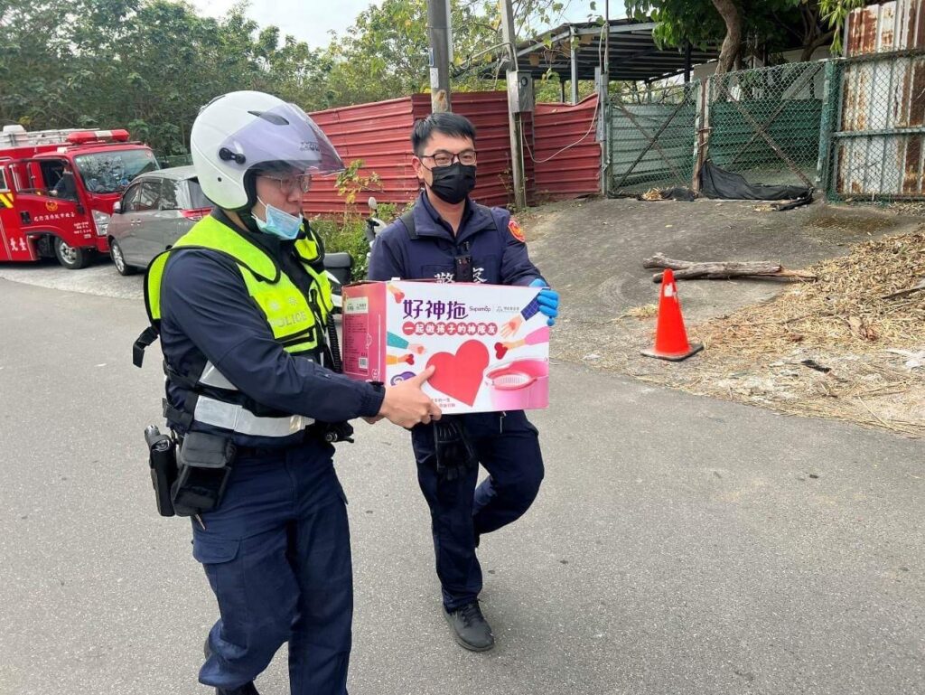 員警檢視小狗身體狀況，發現小狗雙眼失明、慌張無助，遂先行將小狗帶回派出所安置