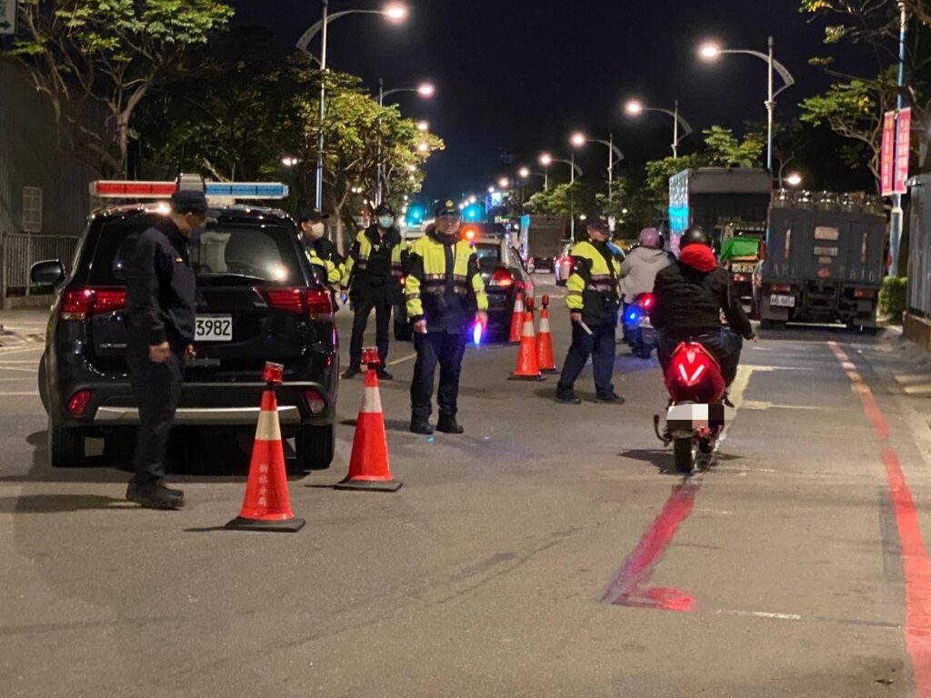 樹林分局為紓解清明假期車潮,針對轄內重要聯外道路、商場、市集等規劃多處警力、義交執行交通疏導工作