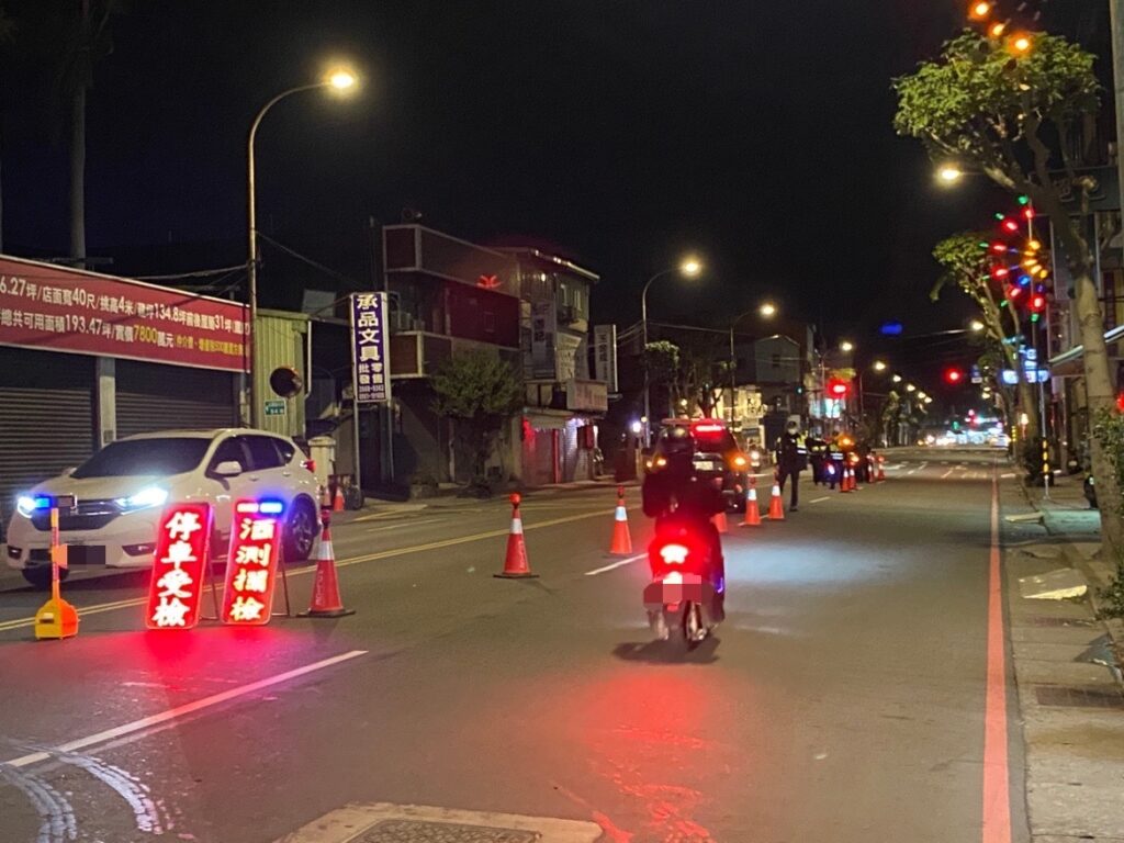 樹林分局為紓解清明假期車潮,針對轄內重要聯外道路、商場、市集等規劃多處警力、義交執行交通疏導工作
