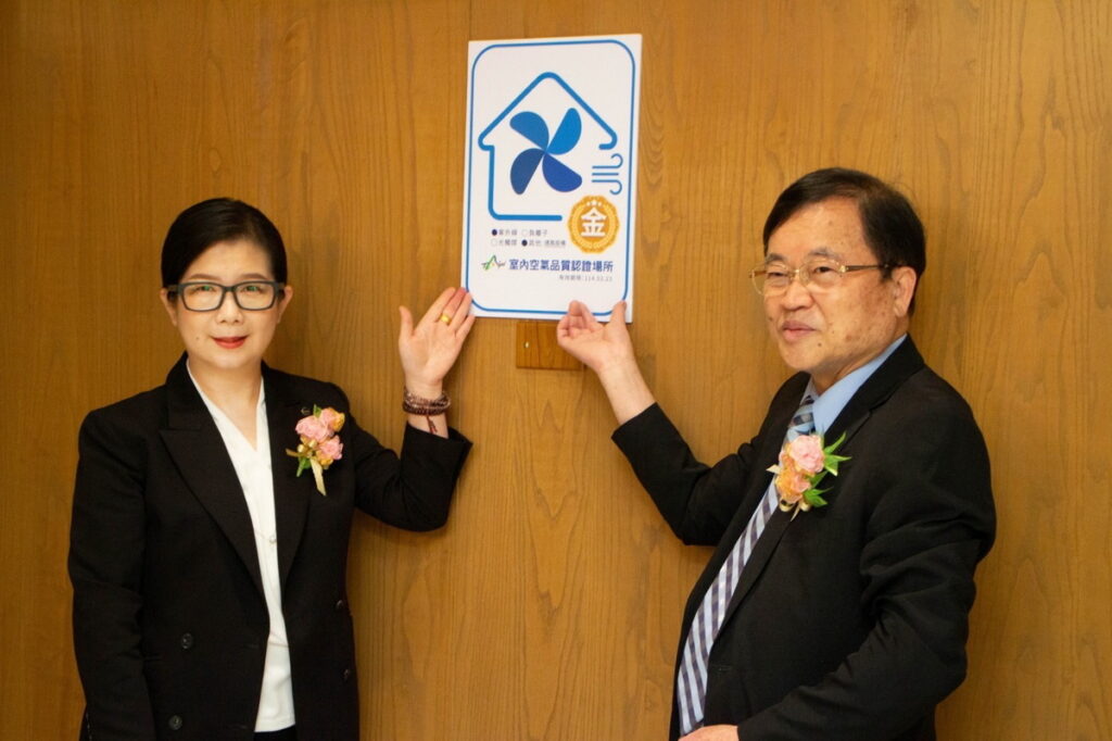 臺北市環保局於微風廣場美食街張貼 室內空氣品質認證場所 金級認證