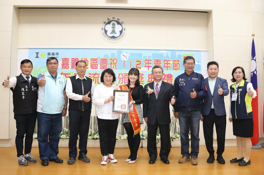 市長與歐雅婷老師合影