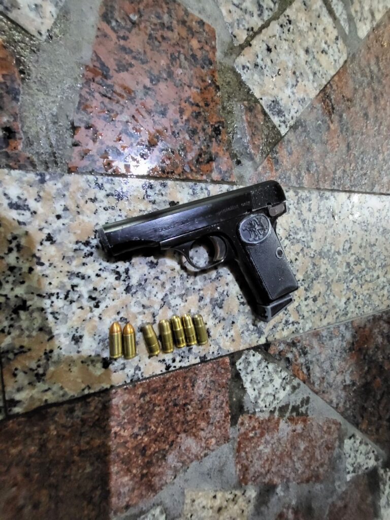 現場逮捕王嫌並在渠身上查扣改造手槍一把及子彈7顆
