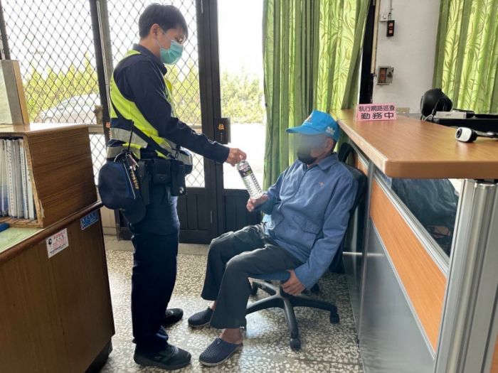 老翁向鐵工廠稱亡弟要買車 老闆害怕向警通報