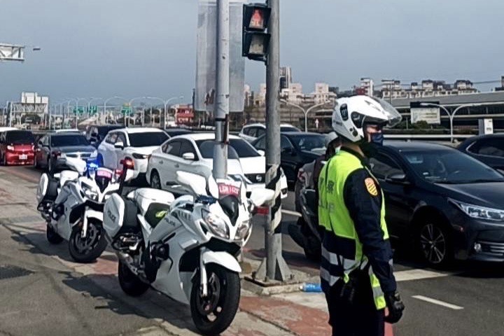 中市警已先針對高鐵、臺鐵、公路車站、高速公路、快速公路、省道疏運路線等周邊重點道路，完成交加強疏導規劃。(圖/記者林㤈輝翻攝) 