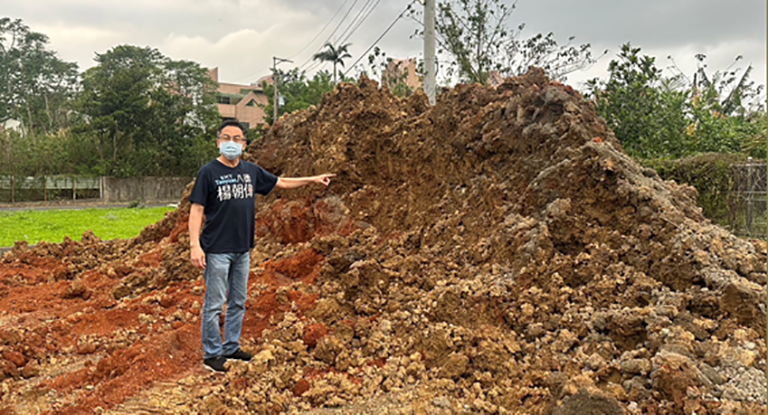 剩餘土石方管理不當良田變廢地！楊朝偉：市府應落實管理追查主嫌。(圖/記者范文濱翻攝)