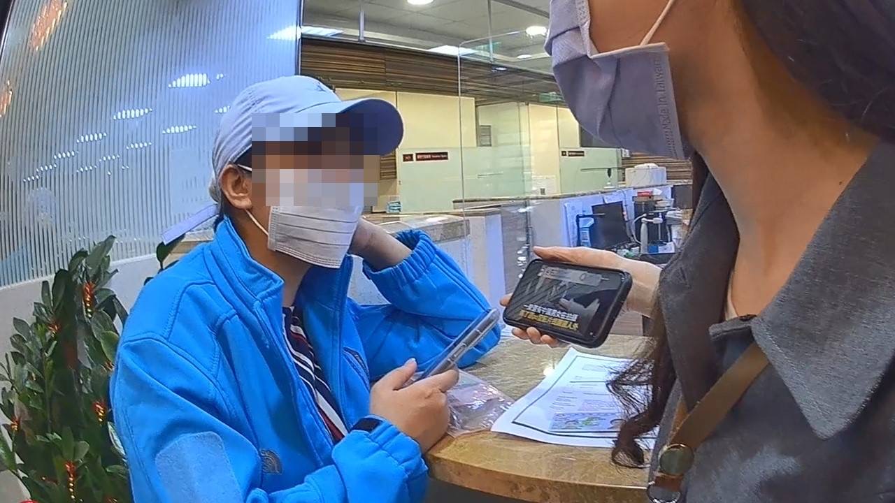 武陵所員警及時阻止外籍少女遭工作詐騙。(記者吳登國翻攝)