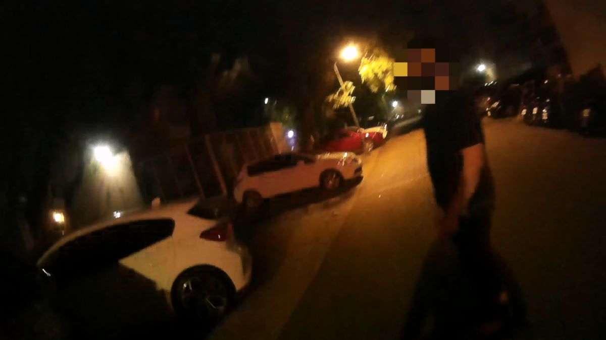男子深夜獨自向弄內形跡可疑,員警上前攔查