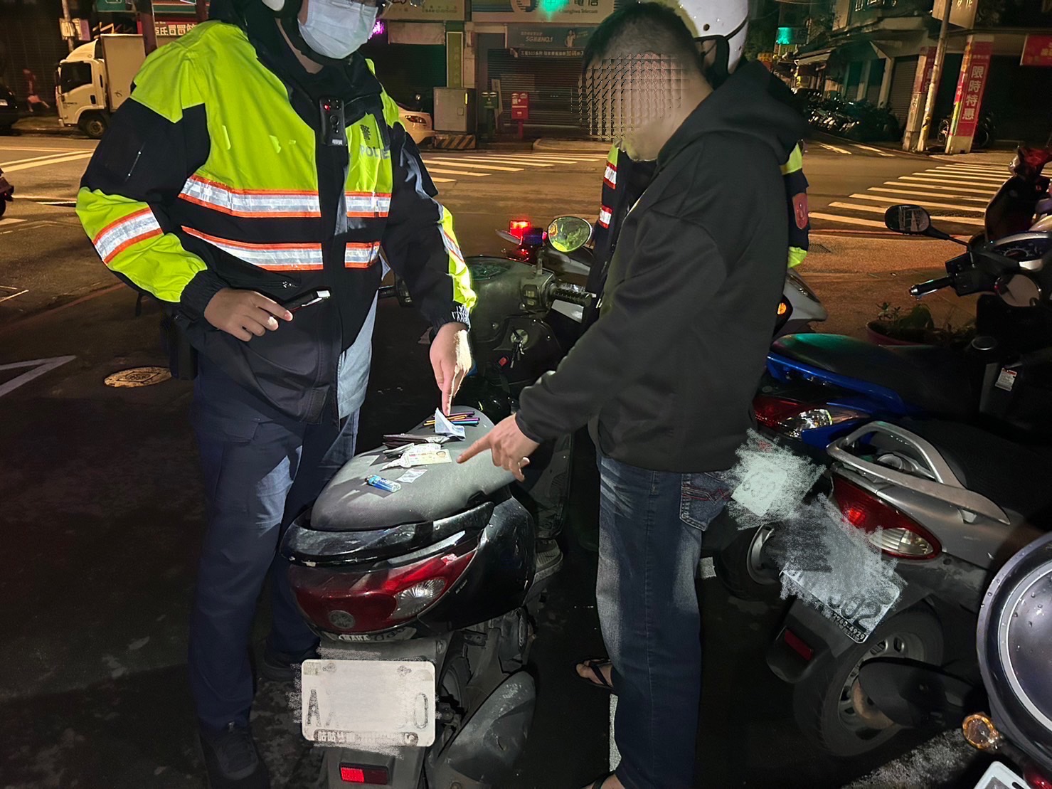板橋警盤查騎士查獲毒品。(記者戴昱弘翻攝)