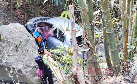 自小客車墜落10公尺深山谷 2人獲救送醫