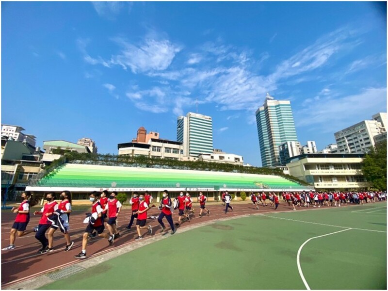 漾新聞|五福國中為半世紀老看台修修臉 彩繪新妝亮麗迎接57週年校慶