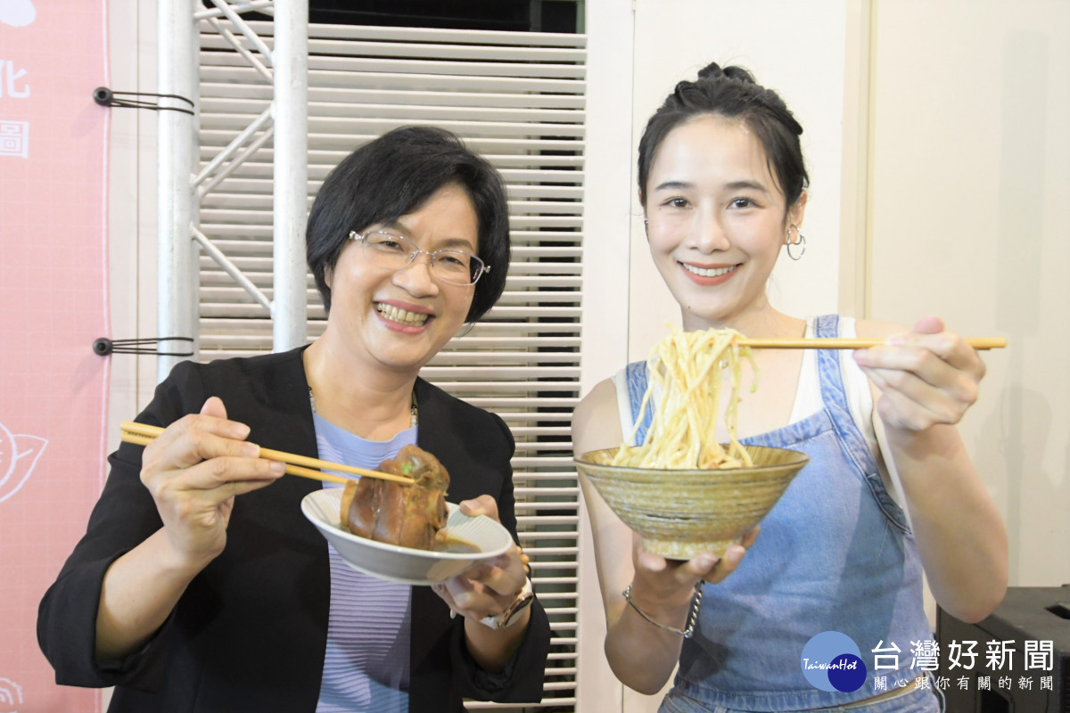 彰化縣長王惠美(左)和百萬網紅「千千」(右)為彰化美食推薦並品嚐在地美食「貓鼠麵」。圖/彰化縣政府提供