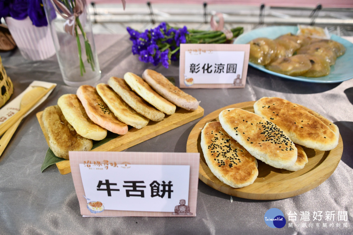 彰化縣長王惠美(左)和百萬網紅「千千」(右)推薦並品嚐彰化在地美食。圖/彰化縣政府提供