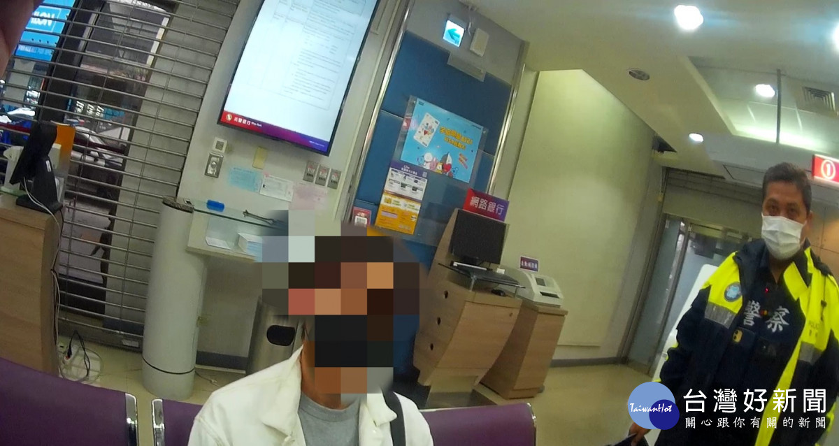 警員告知此為常見的「假交友的愛情詐騙」手法,柯民才驚覺遭詐騙,成功攔阻。
