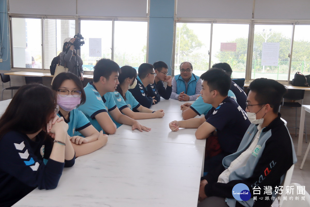 同德師生很高興有如此成績,周主任勉大家繼續努力。(記者扶小萍攝)