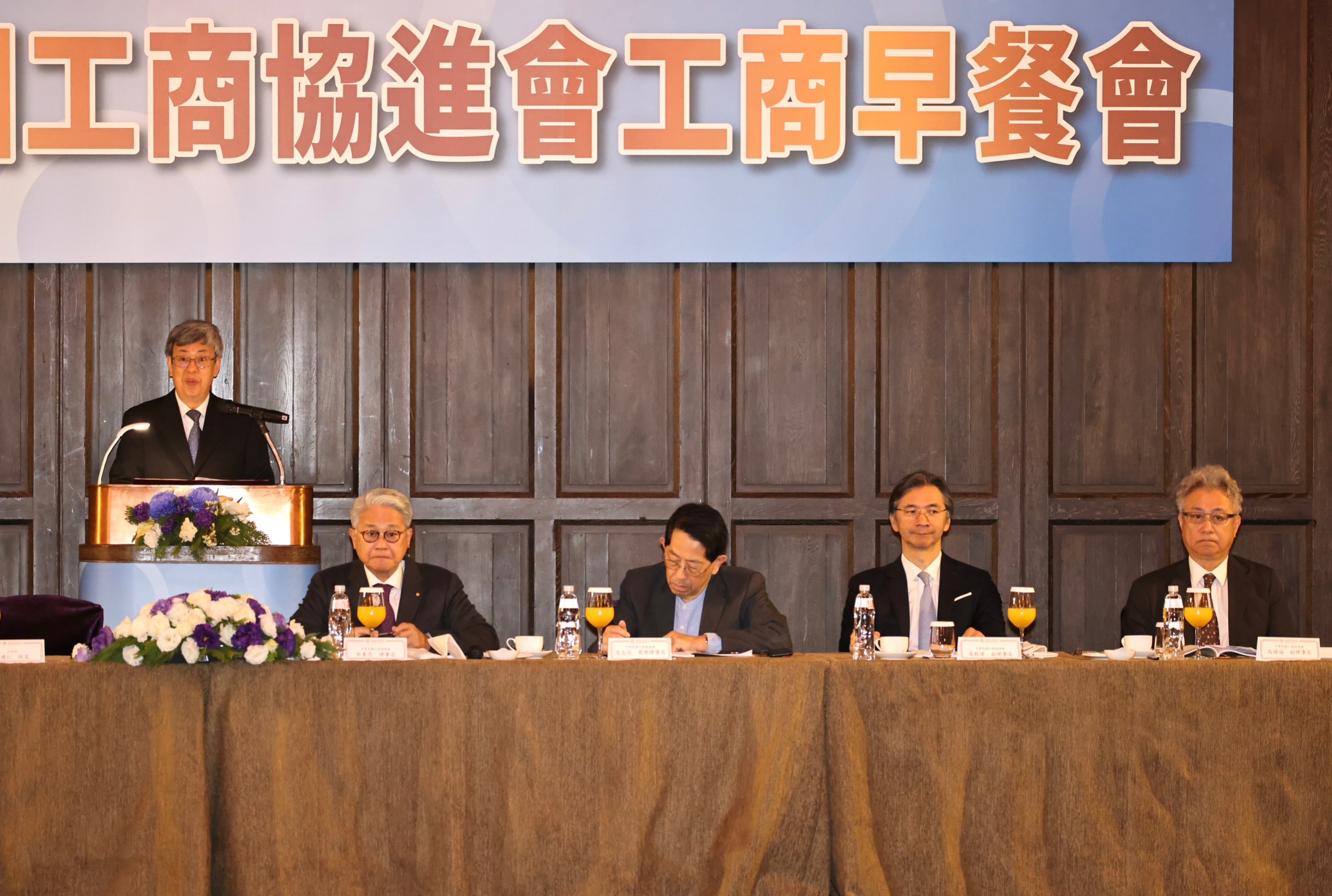 行政院長陳建仁(左)今早出席工商早餐會,談漲電價是不得已。林啟弘攝