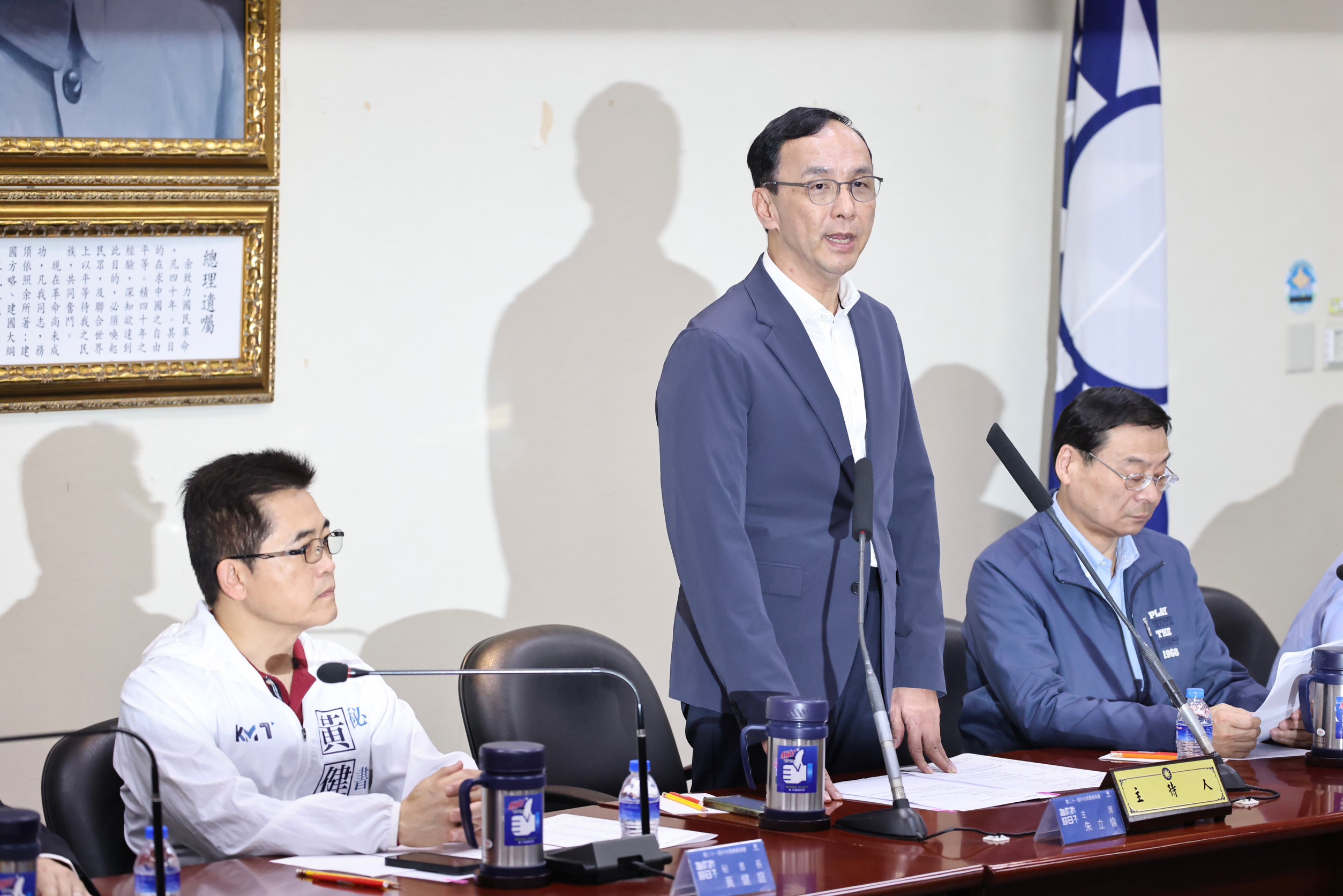 國民黨主席朱立倫(左2)透露他和黨秘書長黃健庭(左1)上周有和鴻海創辦人郭台銘會面。資料照片/林啟弘攝