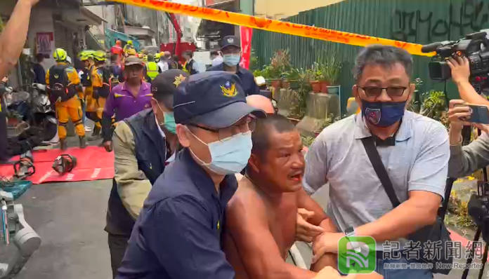 台中市舊市區老屋拆除驚傳倒塌 受困工人家屬聞訊趕到現場情緒激動