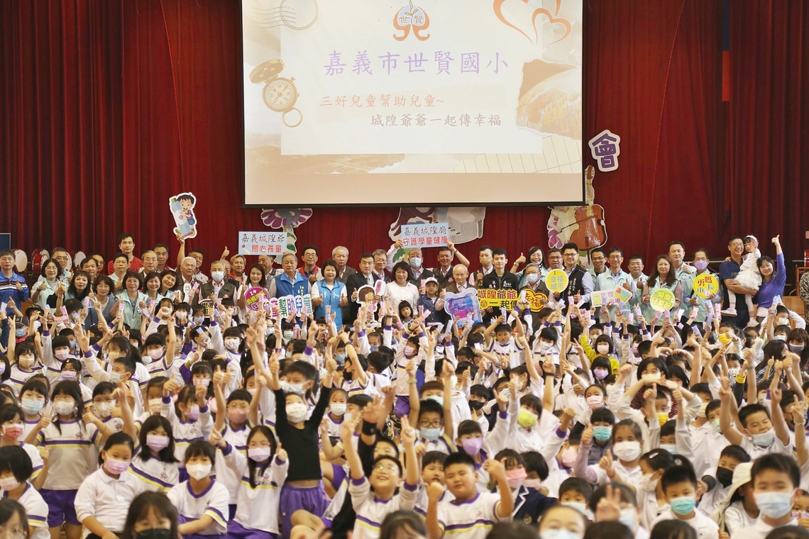 兒童幫助兒童 城隍爺爺一起傳幸福 守護嘉市學童口腔健康 城隍爺爺贈1萬8千份潔牙組