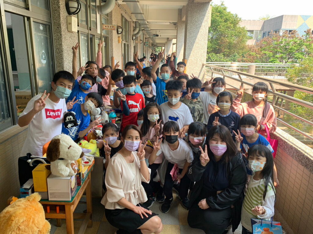 學生舉辦愛心跳蚤市場