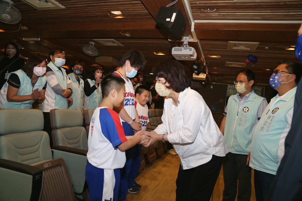 市長和小朋友加油打氣