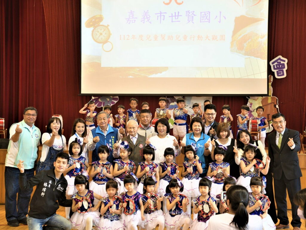 表演小朋友合照
