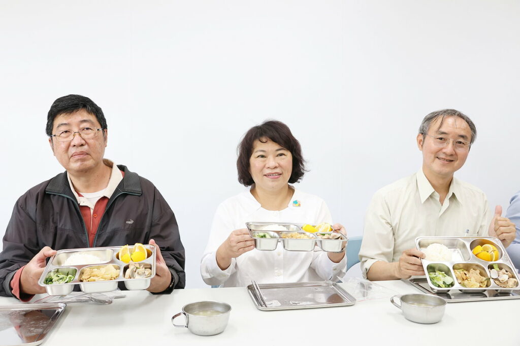 市長與美味午餐開箱(左廖大經博士,右黃金木校長)