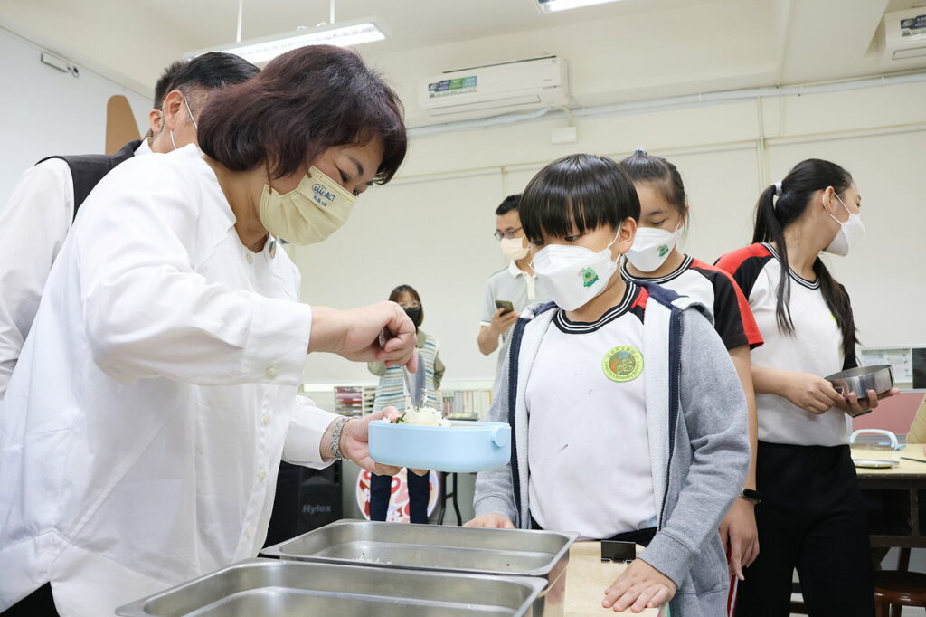 市長幫小朋友盛飯