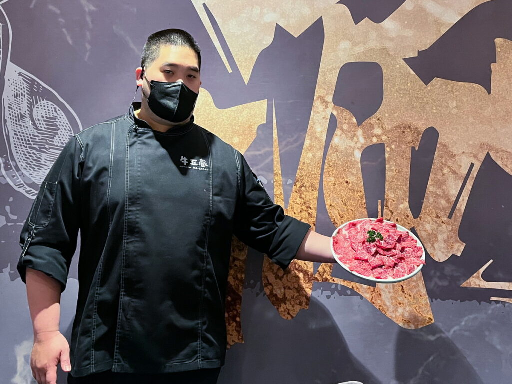 一頭牛僅有不到15%的部位可列為特優級。「牛五蔵」溫體牛火鍋每日由楊主廚以最嚴格的標準精選出特優級的溫體牛肉，新鮮直送富士大飯店饕客們的口中_2