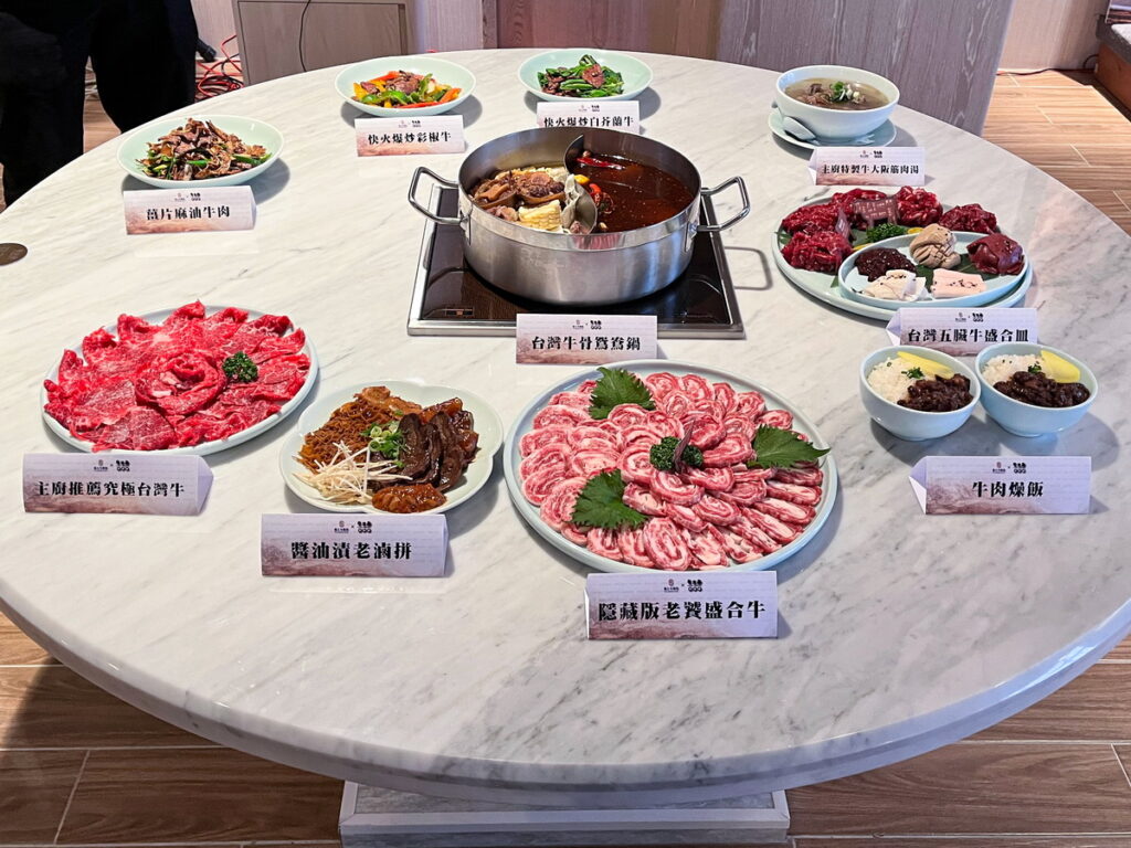 不只牛肉火鍋，「牛五蔵」溫體牛火鍋提供全牛大餐，首創以牛內臟入菜。
