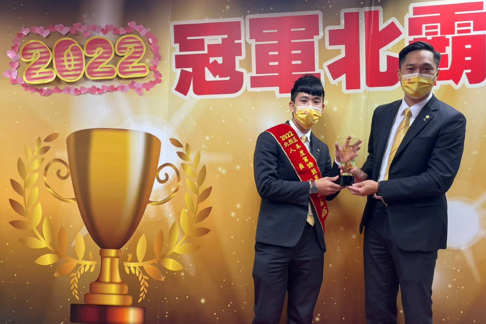 一個轉念改變人生!泥作師傅轉職永慶房屋 翁世穎年薪150萬 45 永慶房屋只要表現好,就能升遷加薪,沒有年資限制,助翁世穎年收入突破150萬。 1