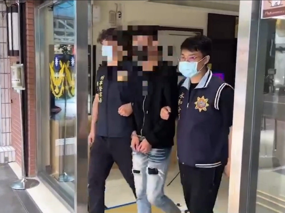 為了10萬元19歲男被毆丟包山區 警逮4人查扣刀械及賓士車 83 65489