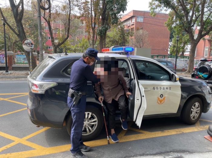 老翁拄杖外出散步迷途 員警開車找住家