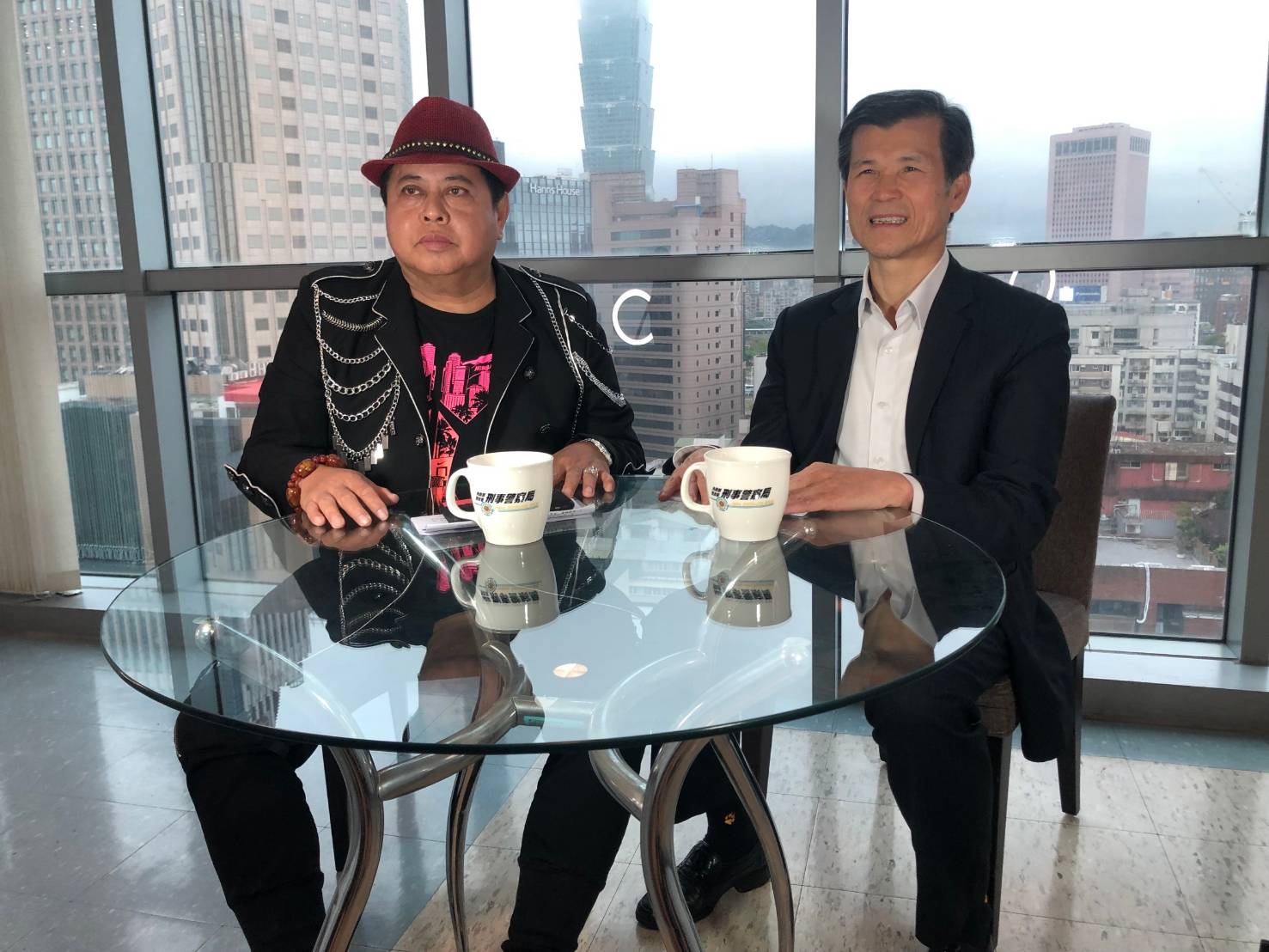 本土知名藝人「黑面」林郁順(左)和刑事局長李西河(右)聯手宣導全民防詐騙。(翻攝網路)